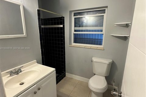 House in North Miami Beach, Florida 3 bedrooms, 99.5 sq.m. № 1976735 - photo 12