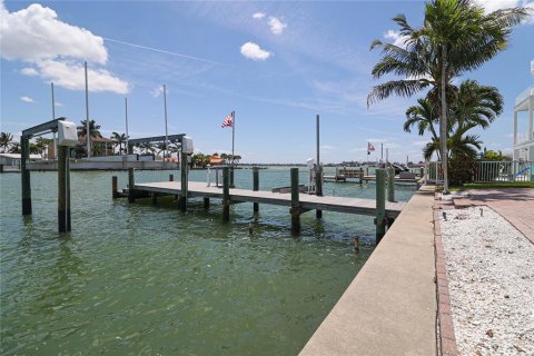 Casa en venta en Treasure Island, Florida, 4 dormitorios, 427.26 m2 № 1598659 - foto 3