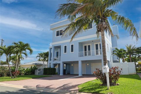 Casa en venta en Treasure Island, Florida, 4 dormitorios, 427.26 m2 № 1598659 - foto 1
