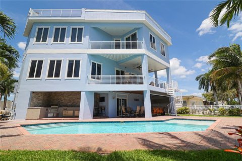 Casa en venta en Treasure Island, Florida, 4 dormitorios, 427.26 m2 № 1598659 - foto 2