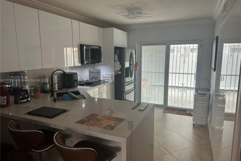 Condominio en venta en Hialeah, Florida, 2 dormitorios, 89.19 m2 № 1867951 - foto 1