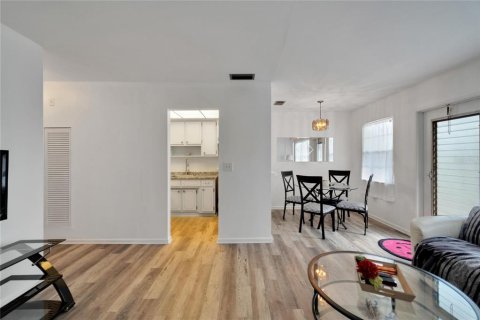 Condo in Saint Petersburg, Florida, 1 bedroom  № 1732711 - photo 13