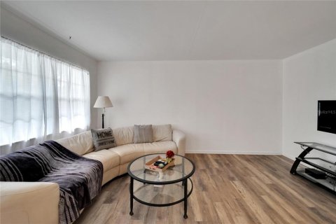 Condo in Saint Petersburg, Florida, 1 bedroom  № 1732711 - photo 11
