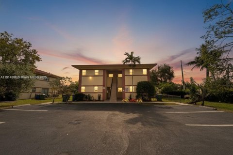 Commercial property in Hallandale Beach, Florida 309.36 sq.m. № 2016727