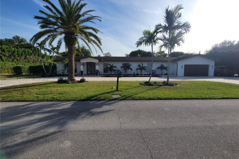 House in Palmetto Bay, Florida 4 bedrooms, 178.93 sq.m. № 1846163 - photo 1