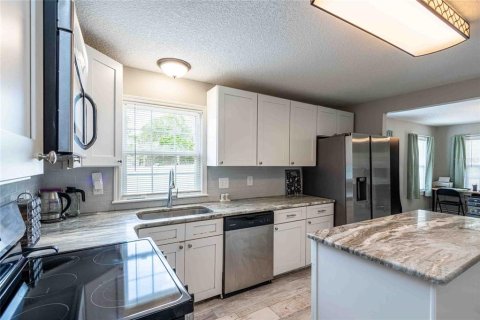 House in Dade City, Florida 3 bedrooms, 152.92 sq.m. № 2227608 - photo 11