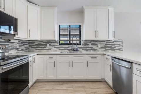 House in Sunrise, Florida 3 bedrooms, 160.81 sq.m. № 2033165 - photo 5