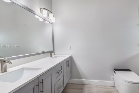 House in Sunrise, Florida 3 bedrooms, 160.81 sq.m. № 2033165 - photo 18