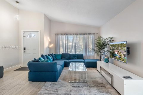 House in Sunrise, Florida 3 bedrooms, 160.81 sq.m. № 2033165 - photo 11