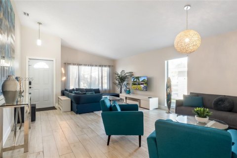 House in Sunrise, Florida 3 bedrooms, 160.81 sq.m. № 2033165 - photo 12