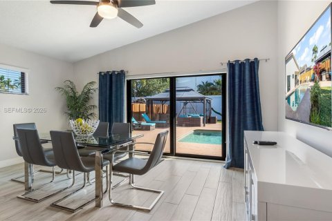 House in Sunrise, Florida 3 bedrooms, 160.81 sq.m. № 2033165 - photo 10