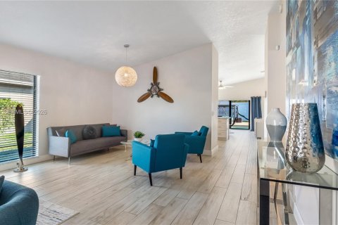 House in Sunrise, Florida 3 bedrooms, 160.81 sq.m. № 2033165 - photo 3