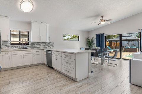 House in Sunrise, Florida 3 bedrooms, 160.81 sq.m. № 2033165 - photo 4