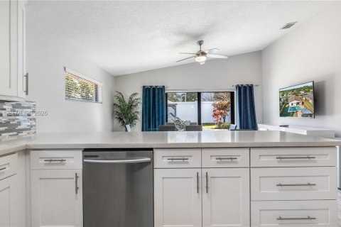 House in Sunrise, Florida 3 bedrooms, 160.81 sq.m. № 2033165 - photo 6