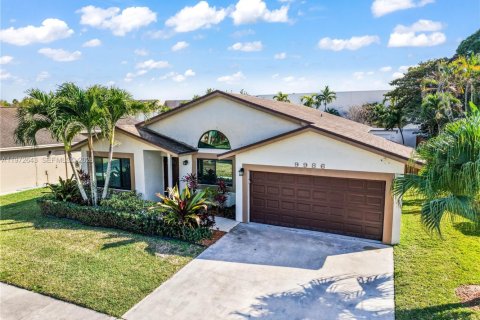 House in Sunrise, Florida 3 bedrooms, 160.81 sq.m. № 2033165