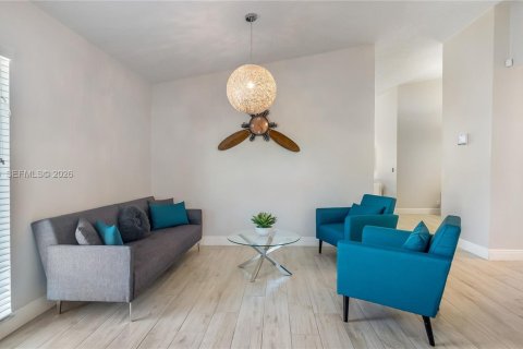 House in Sunrise, Florida 3 bedrooms, 160.81 sq.m. № 2033165 - photo 30