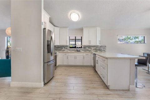 House in Sunrise, Florida 3 bedrooms, 160.81 sq.m. № 2033165 - photo 8