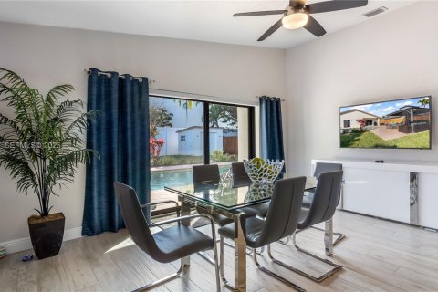 House in Sunrise, Florida 3 bedrooms, 160.81 sq.m. № 2033165 - photo 9