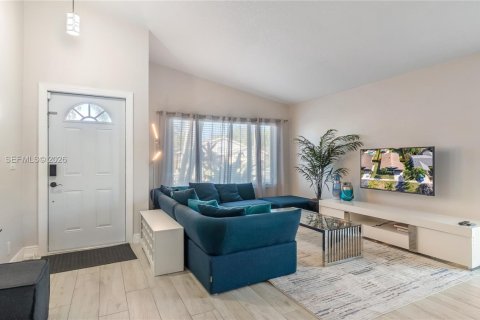 House in Sunrise, Florida 3 bedrooms, 160.81 sq.m. № 2033165 - photo 13