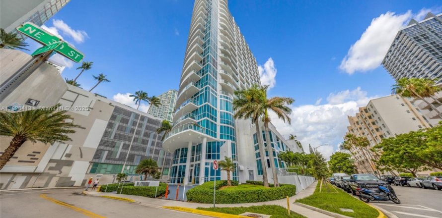Condominio en Miami, Florida, 1 dormitorio  № 1794550