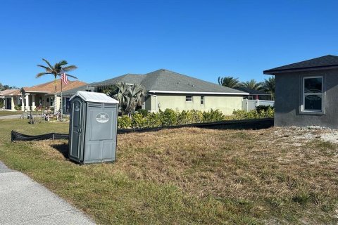 Commercial property in Port Charlotte, Florida 6 bedrooms, 215.9 sq.m. № 2233041 - photo 3