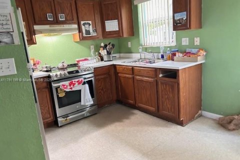 House in South Miami, Florida 3 bedrooms, 103.86 sq.m. № 1700417 - photo 5