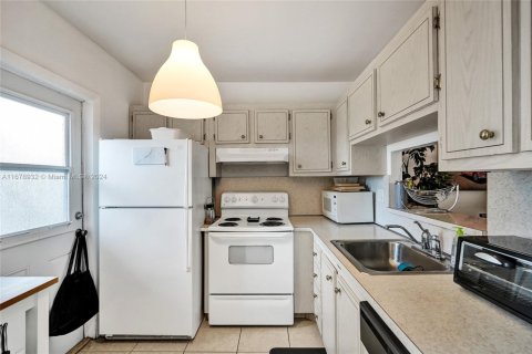 Condo in Lauderdale Lakes, Florida, 2 bedrooms  № 1753984 - photo 7