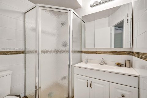 Condo in Lauderdale Lakes, Florida, 2 bedrooms  № 1753984 - photo 25