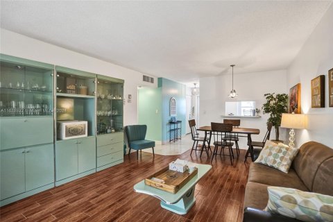 Condo in Lauderdale Lakes, Florida, 2 bedrooms  № 1753984 - photo 15