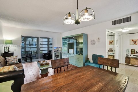 Condo in Lauderdale Lakes, Florida, 2 bedrooms  № 1753984 - photo 12