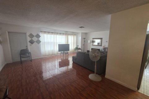 House in Lauderhill, Florida 3 bedrooms, 188.59 sq.m. № 2086499 - photo 4