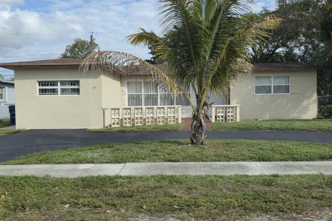 House in Lauderhill, Florida 3 bedrooms, 188.59 sq.m. № 2086499