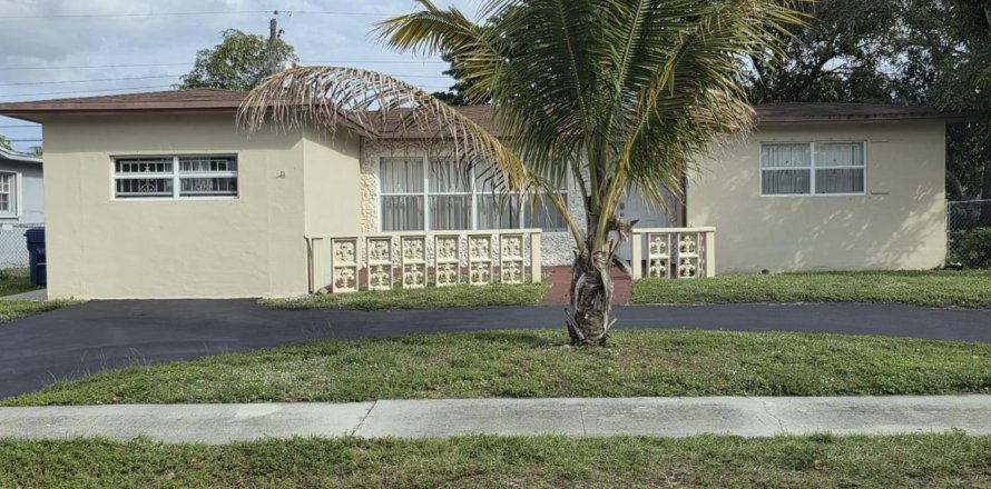 House in Lauderhill, Florida 3 bedrooms, 188.59 sq.m. № 2086499