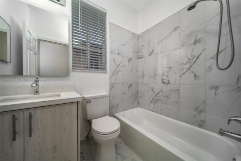 House in Weston, Florida 3 bedrooms, 144.83 sq.m. № 2420969 - photo 21