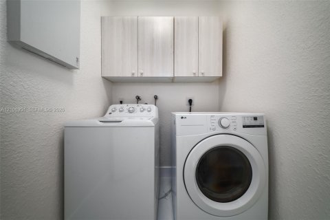 House in Weston, Florida 3 bedrooms, 144.83 sq.m. № 2420969 - photo 20