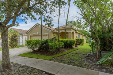 House in Weston, Florida 3 bedrooms, 144.83 sq.m. № 2420969 - photo 2