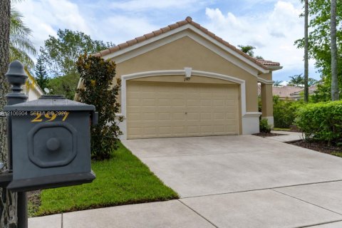 House in Weston, Florida 3 bedrooms, 144.83 sq.m. № 2420969