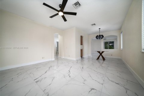 House in Weston, Florida 3 bedrooms, 144.83 sq.m. № 2420969 - photo 10