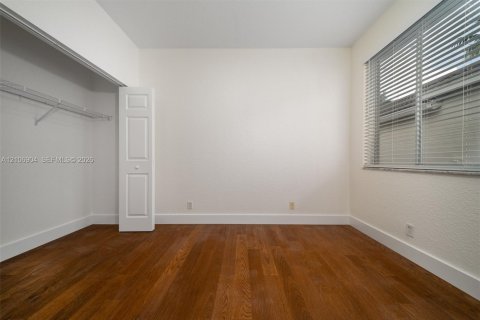 House in Weston, Florida 3 bedrooms, 144.83 sq.m. № 2420969 - photo 15