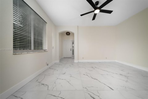 House in Weston, Florida 3 bedrooms, 144.83 sq.m. № 2420969 - photo 8