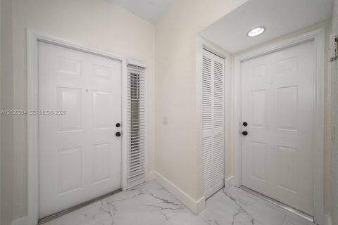 House in Weston, Florida 3 bedrooms, 144.83 sq.m. № 2420969 - photo 5