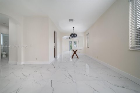 House in Weston, Florida 3 bedrooms, 144.83 sq.m. № 2420969 - photo 11