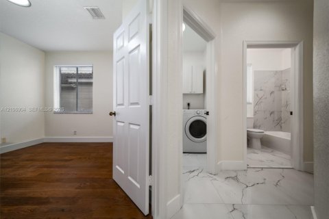 House in Weston, Florida 3 bedrooms, 144.83 sq.m. № 2420969 - photo 18