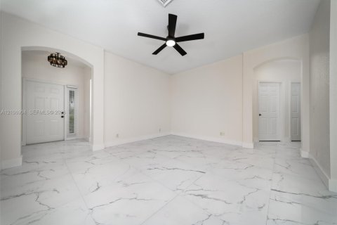 House in Weston, Florida 3 bedrooms, 144.83 sq.m. № 2420969 - photo 9