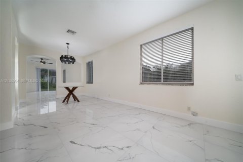 House in Weston, Florida 3 bedrooms, 144.83 sq.m. № 2420969 - photo 12