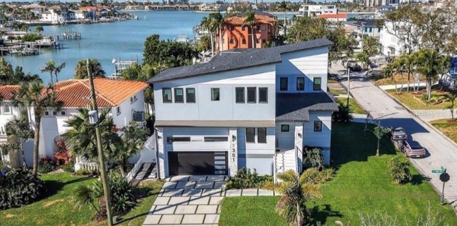 Villa ou maison à Saint Petersburg, Floride 4 chambres, 265.24 m2 № 2113450