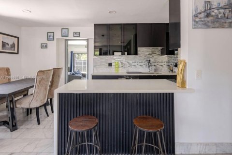 Villa ou maison à vendre à North Miami Beach, Floride: 3 chambres, 100.61 m2 № 2370348 - photo 6