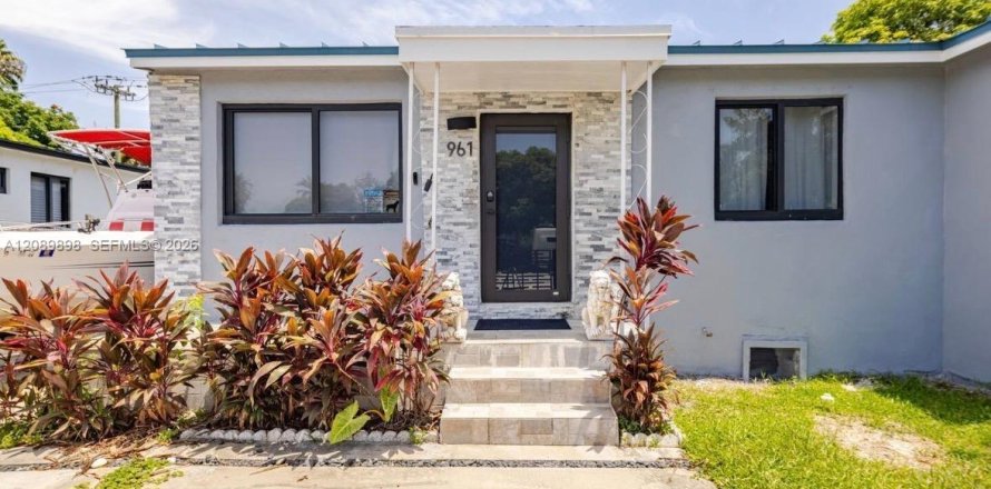 Villa ou maison à North Miami Beach, Floride 3 chambres, 100.61 m2 № 2370348