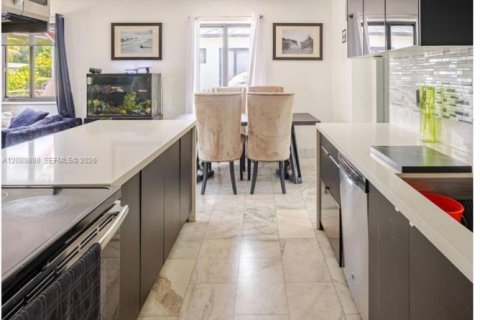 Villa ou maison à vendre à North Miami Beach, Floride: 3 chambres, 100.61 m2 № 2370348 - photo 5