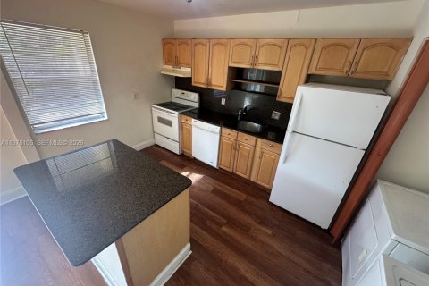 Снять в аренду кондоминиум в Форт-Лодердейл, Флорида 3 спальни, 108.7м2, № 2040685 - фото 3